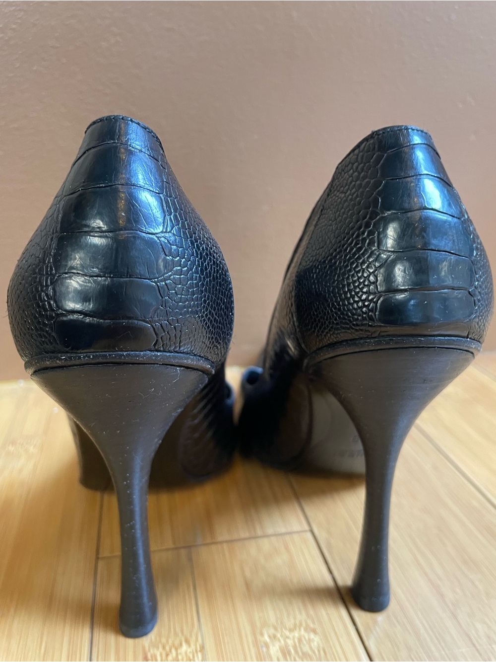 Gucci Black Alligator Pointed-Toe Women's Pumps - Picture 4 of 5